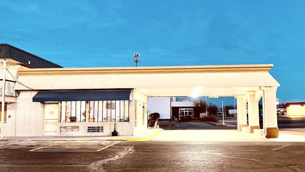Days Inn By Wyndham Salina South מראה חיצוני תמונה