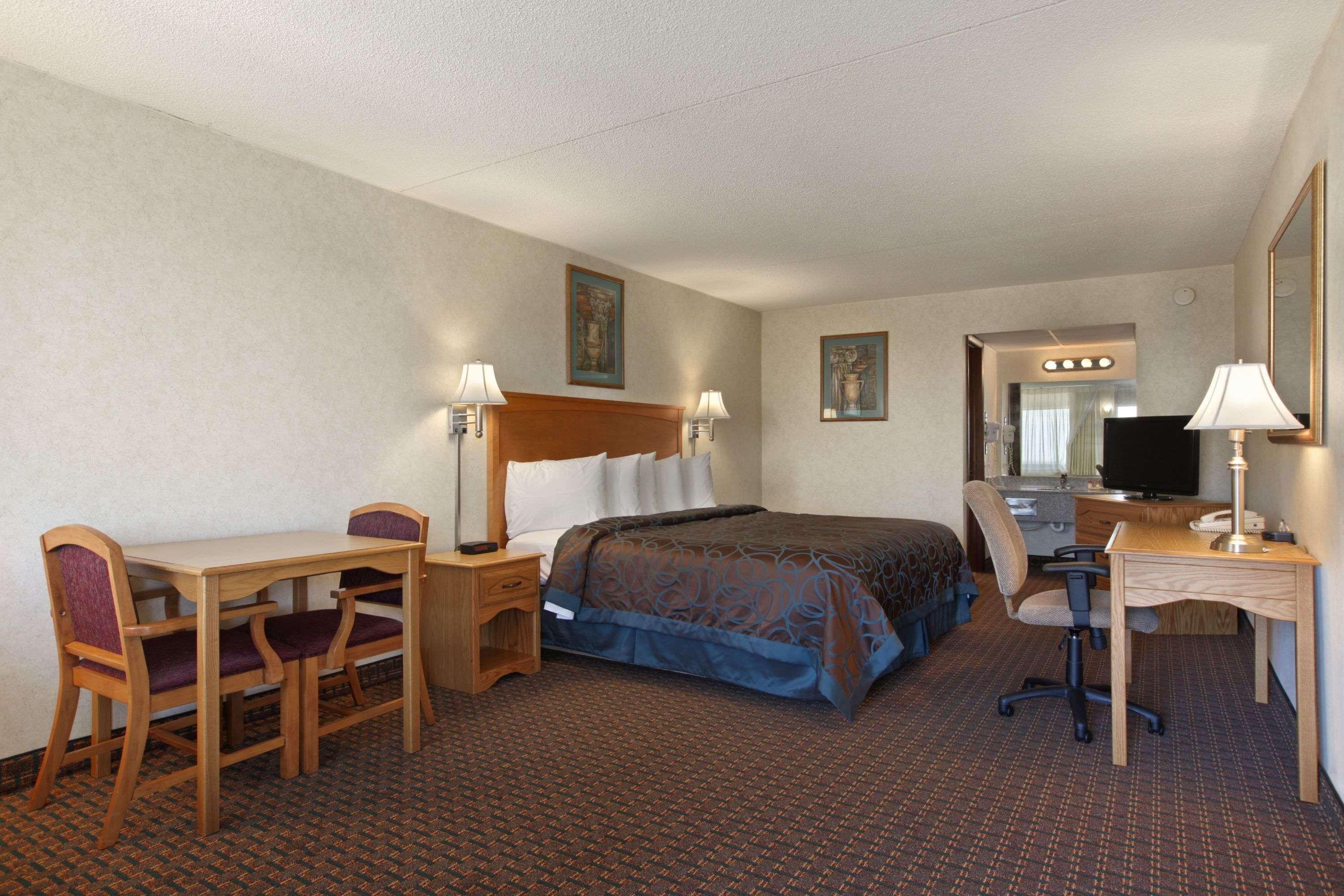 Days Inn By Wyndham Salina South מראה חיצוני תמונה