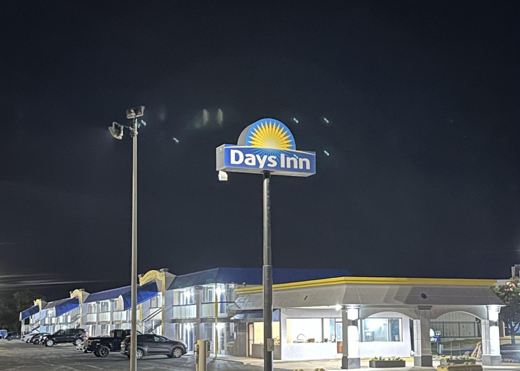 Days Inn By Wyndham Salina South מראה חיצוני תמונה