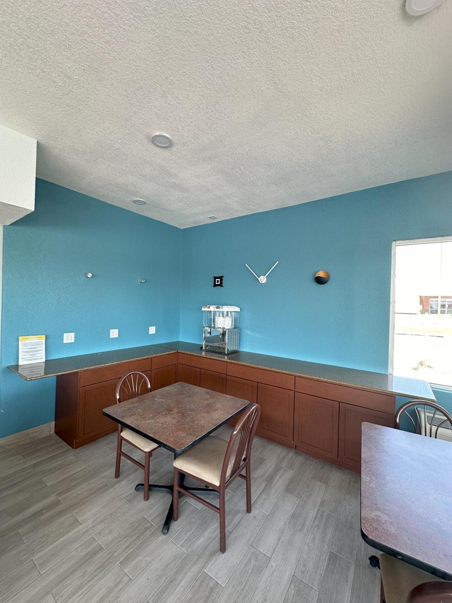 Days Inn By Wyndham Salina South מראה חיצוני תמונה